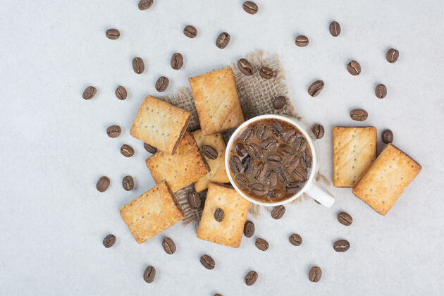 饼干美味的甜饼干与白咖啡杯麻布高品质的照片吃营养脆