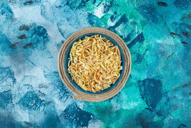 美味蓝色三角架上碗里的面条意大利面自制意大利菜