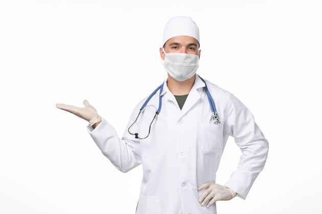 灯光正面图：男医生穿着医疗服 戴着口罩 因为冠状病毒-光桌疾病病毒-冠状病毒-大流行性疾病冠状病毒防护套装专业