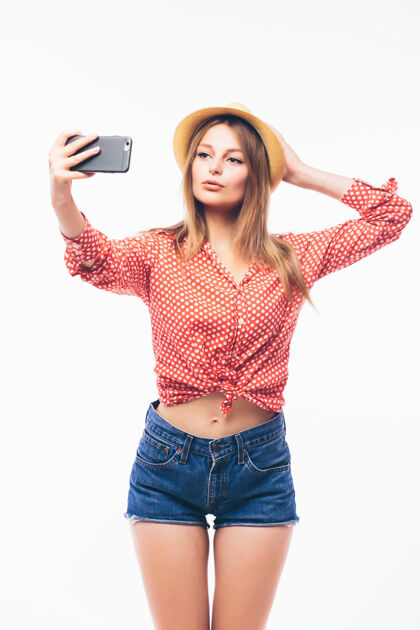 自我快乐调情的年轻女子通过手机拍摄自己的照片 白色背景脸漂亮手机