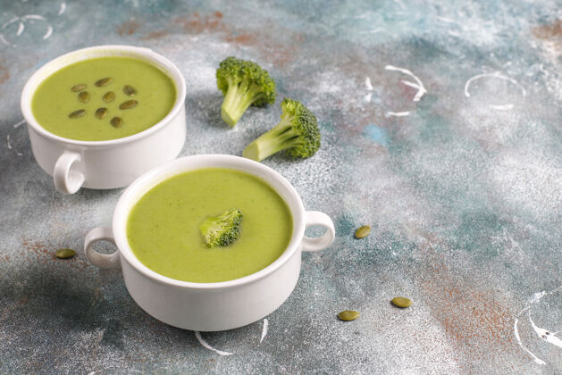 菜美味的绿色自制西兰花奶油汤热的餐桌烹饪