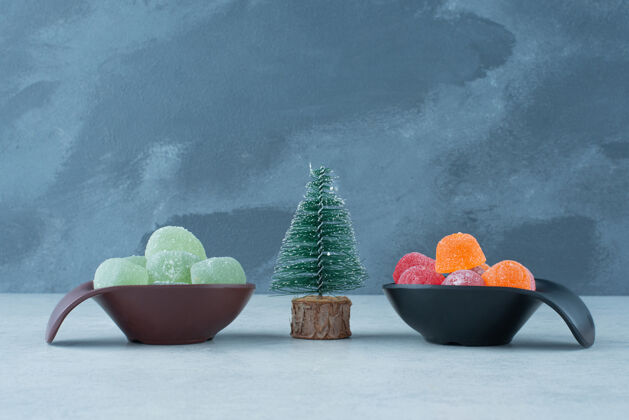 好吃两盘深色的糖果酱和圣诞小树…高品质的照片甜食糖圣诞树