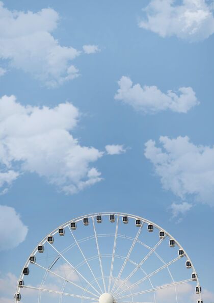 空气低角度拍摄的摩天轮在多云的天空轮子公园阳光
