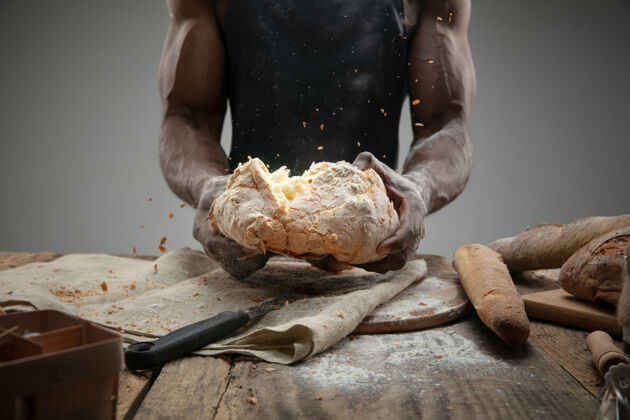 厨房美国黑人男子特写在木桌上烹调新鲜的谷类食品 面包 麸皮好吃 营养 工艺制品口味食物广告