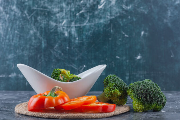 蛋白质一碗鸡汤和蔬菜放在蓝色的三角架上料理美味汤