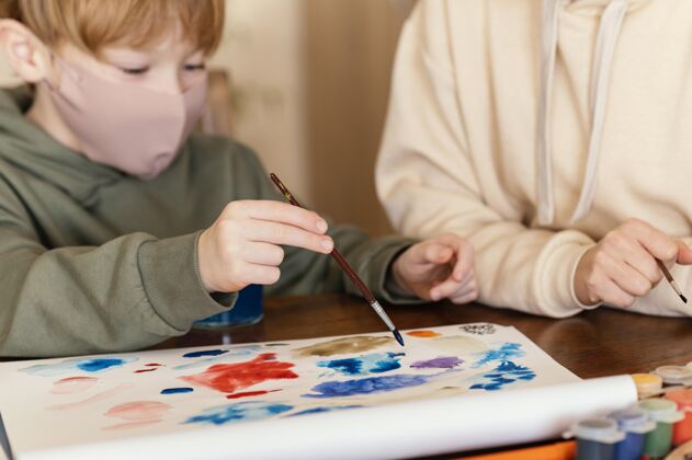 艺术特写拿着画笔的小孩特写绘画水平