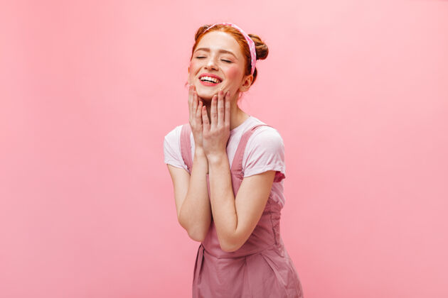 模特一位积极的女士 化着温和的妆 穿着粉红色的裙子 在孤立的背景下笑着头发卷发美丽