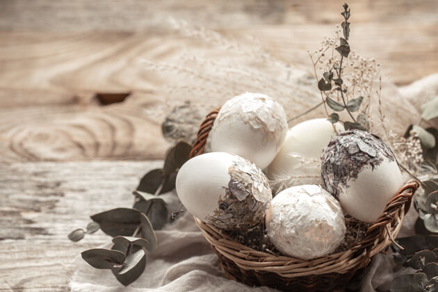 构图一个装着鸡蛋和干花的篮子一个装饰复活节彩蛋的创意静物节日符号