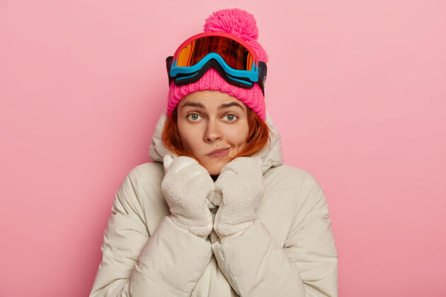 眼镜可爱的女旅行者的照片 在冬天的时候把嘴唇包起来 穿着舒适的外套取暖 戴着滑雪面具滑雪板冬季白种人