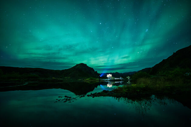 户外极光的景色冰岛极光大自然