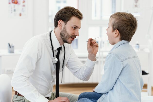 专业中枪医生检查孩子的嘴病人儿科医生水平