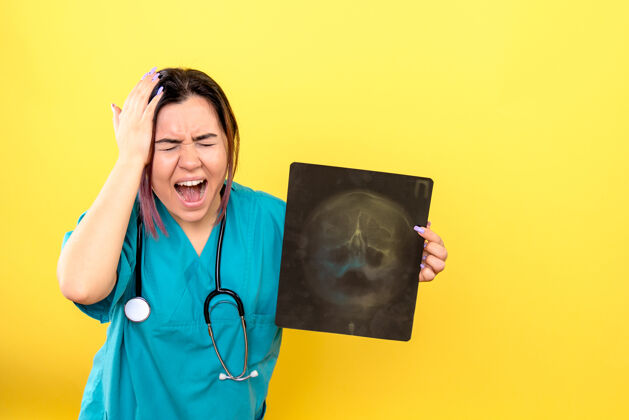 听诊器放射科医生的侧视图放射科医生对x光不满意医生健康成人