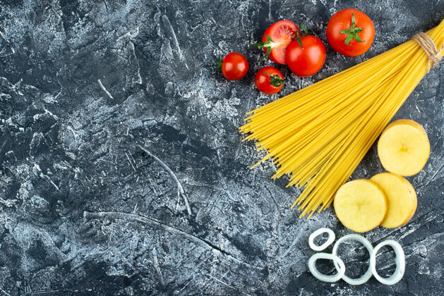 烹饪土豆 洋葱圈和西红柿意大利面俯视图西红柿蔬菜厨房