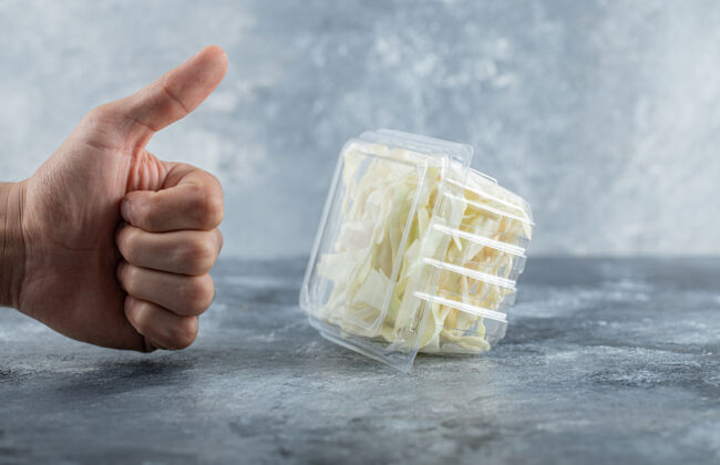 团体男人用大拇指指着新鲜的奶酪高质量的照片卡路里帕尔马干酪马苏里拉