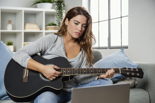 设备弹吉他的女人流吉他小玩意