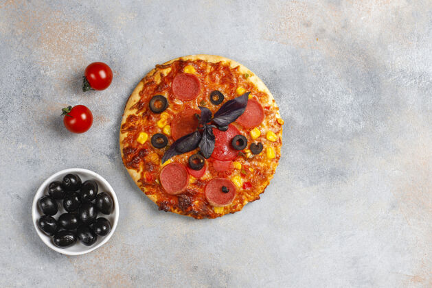 意大利菜新鲜的自制迷你披萨烘焙自制小吃