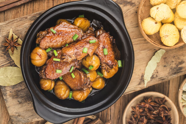 肉板栗焖鸡翅辛辣的菜晚餐