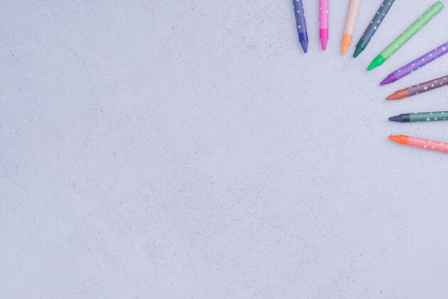 工艺彩色蜡笔孤立在灰色的表面教育工作学校
