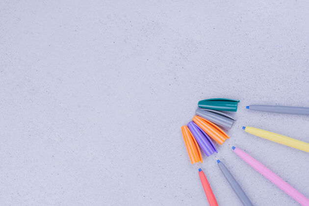 工具曼荼罗的彩色笔隔离在灰色的表面铅笔工作工作