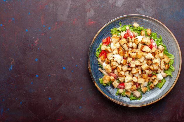 豆类俯瞰凯撒沙拉与切片蔬菜和拉斯克黑墙上蔬菜沙拉食物午餐拉斯克味道观点食物午餐