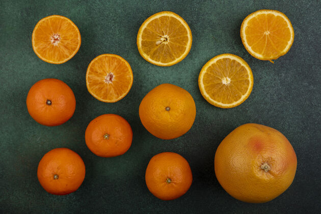 五颜六色在绿色背景上俯瞰橘子 葡萄柚和橘子橘子水果绿色