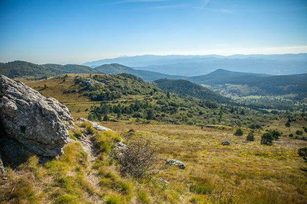山高角度拍摄美丽的山脉和森林下的蓝天在斯洛文尼亚树云草