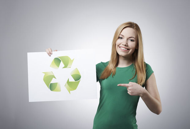环境保护她支持废物回收支持摄影棚拍摄手势
