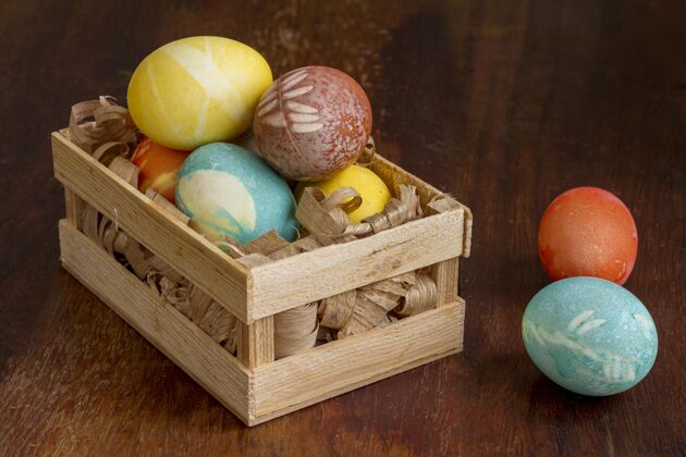 高角度大角度的复活节彩蛋装在木箱里教宗教节日