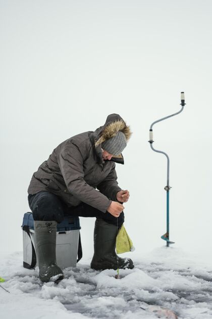 鱼冬天一个人在外面钓鱼爱好设备湖