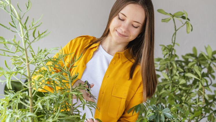 家庭园艺照顾绿色植物的年轻女子生态室内园艺新鲜