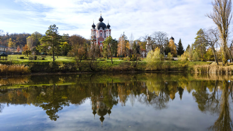 宗教科尔奇修道院的景色教堂和公园前景是一个湖摩尔多瓦耶稣圆顶东正教