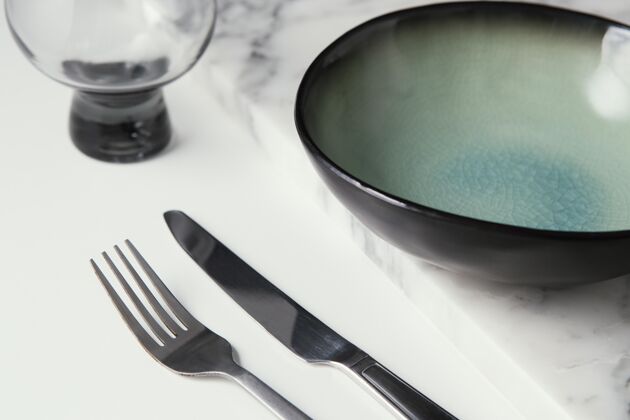 陶器桌上摆着各式各样的精美餐具分类装饰炊具