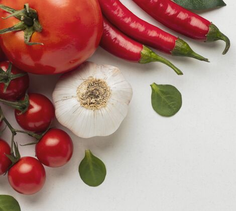 水平西红柿加大蒜和辣椒的顶视图蔬菜农产品辣椒
