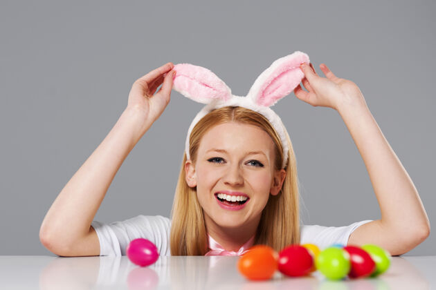 迷人的女性复活节兔女郎25岁复活节彩蛋玩