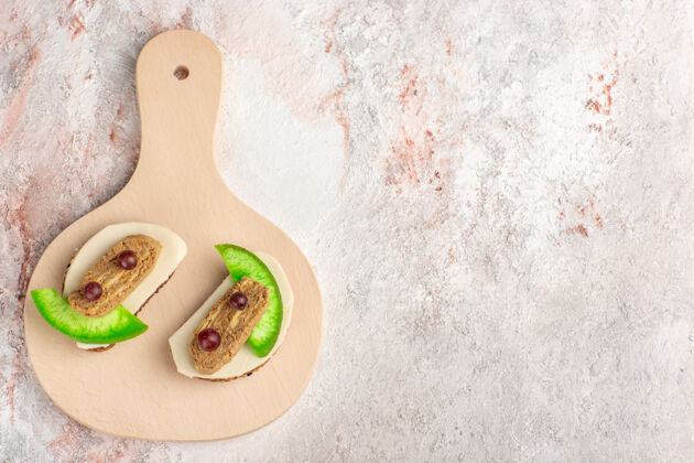 视野顶视图面包烤面包头和黄瓜片内板上的白墙肉蔬菜食品烤面包三明治晚餐餐切片