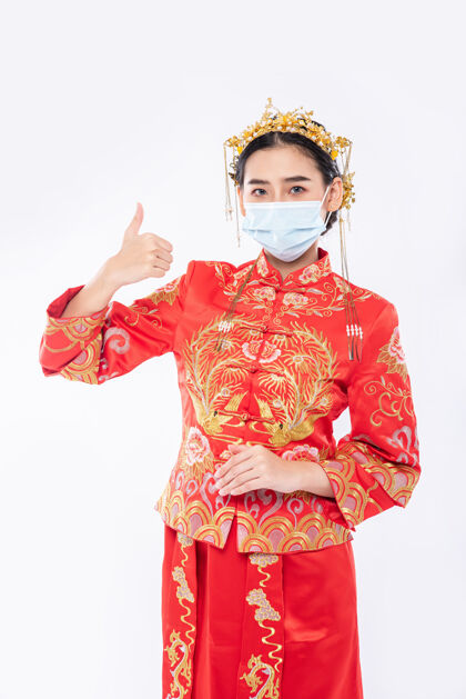 女孩女人穿旗袍西服戴口罩是最好的防病购物方式中国新年面具旗袍