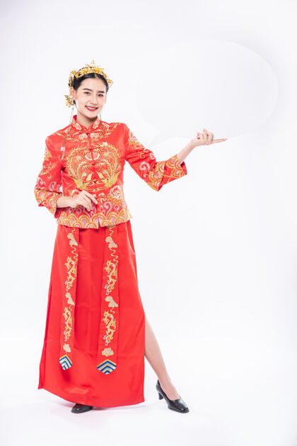 庆祝穿旗袍西服黑鞋的女人很高兴在中国新年里得到惊喜中国文化成人旗袍