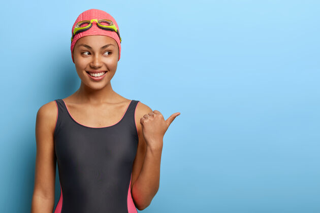 拇指专业女游泳运动员指着空白处泳装非洲运动