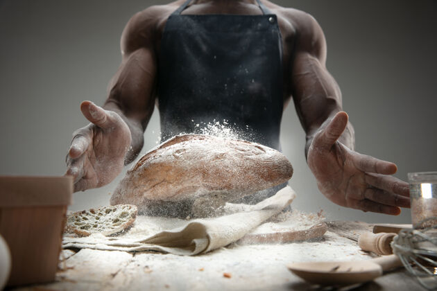 可爱非洲裔美国人的特写镜头：在木桌上烹调新鲜的谷类食品 面包 麸皮美味的食物 营养 工艺制品无麸质食品 健康的生活方式 有机和安全的制造手工制作谷类面包健康