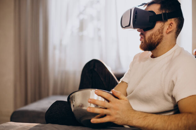 电影坐在家里使用虚拟现实的男人帅哥网络空间设备