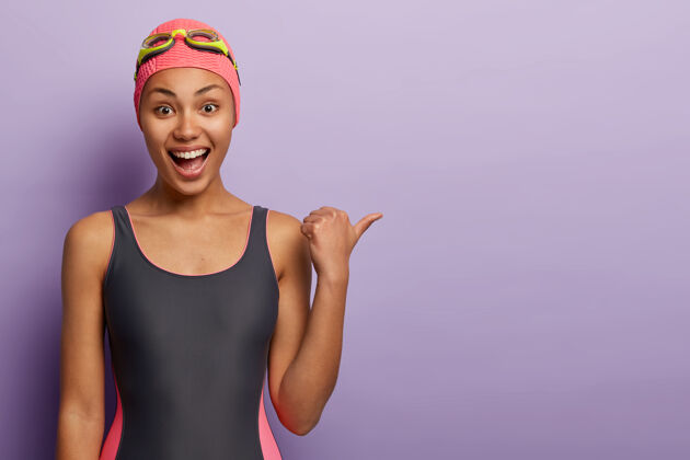 运动快乐的黑皮肤女游泳运动员戴着浴帽 黑色泳衣促销休闲客场