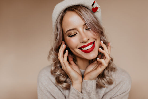 时尚幸福的金发红唇法国女人的特写肖像冬季金发微笑