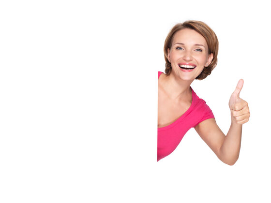 大拇指一个美丽的成年快乐女人的肖像与横幅显示竖起大拇指的标志年轻表演向外看