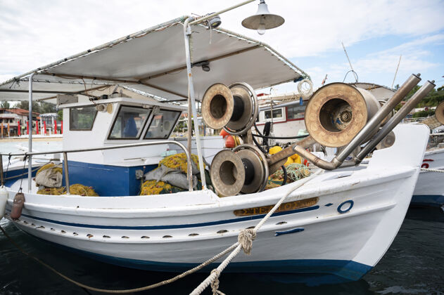 港口停泊在港口 爱琴海在奥莫斯帕纳吉亚斯 希腊的许多渔具船航海希腊爱琴海