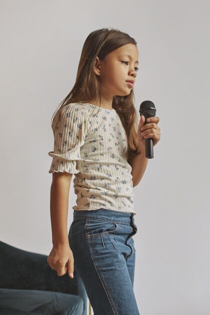 小小女孩在家学唱歌女孩课歌手