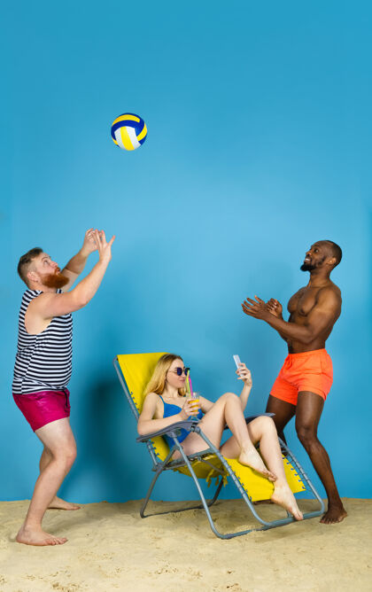 波浪活动时间快乐的朋友自拍 在蓝色工作室背景下打排球人类情感的概念 面部表情 暑假或周末寒冷 夏天 海洋站迪斯科舞厅橡胶