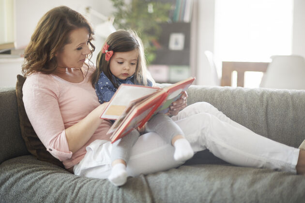 家里妈妈和女儿在看书父母孩子讲故事