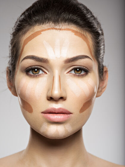 前视图化妆妆色调是女人脸上的基础美容概念女孩化妆化妆品面部化妆概念