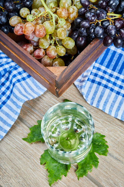 酸味一杯白葡萄酒 周围有一束绿葡萄质量浆果极简主义