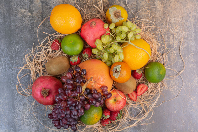 香甜新鲜不同的水果在大理石空间石榴水果五颜六色